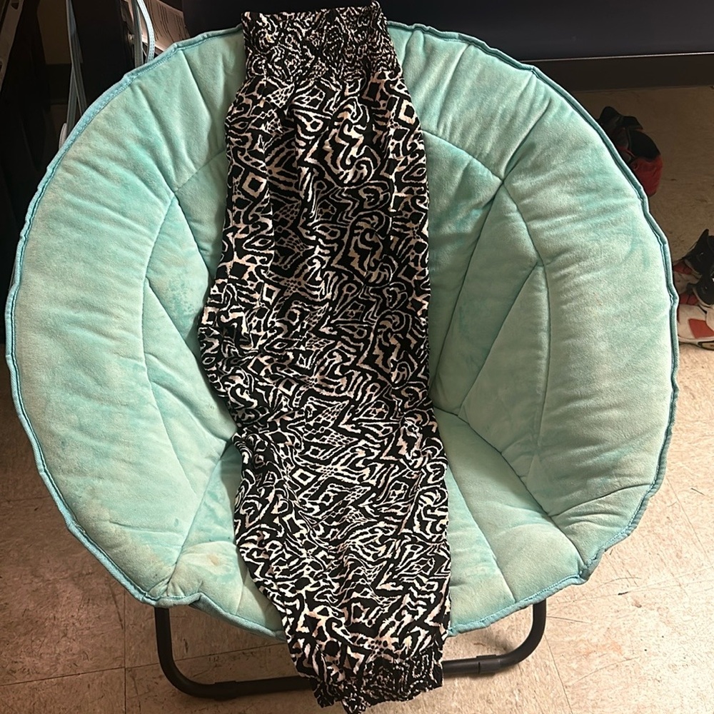 Bohemian style pants with slits on the calves